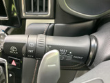 レバー上に表示がまとまり、運転席から各操作の目安を確認しやすい設計です。前後のワイパーに関する操作部も見分けやすく、天候に応じた使い分けをサポートします。