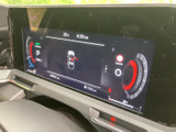 速度やシフト位置、航続可能距離など、運転に必要な情報が画面上にまとまっています。表示をひと目で確認しやすく、状況を把握しながら落ち着いて運転に集中できます。