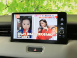 テレビ番組を画面で楽しめる装備を備えています。停車中の待ち時間にも映像をご覧いただけるので、お出かけ先での休憩や同乗者とのひとときに活用でき、日常のさまざまな場面で便利です。