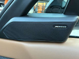 【MERIDIANサウンドシステム】精密なデジタル技術を用いて、車内で臨場感あふれるオーディオ体験を提供します。澄み渡った高音から迫力ある重低音まで鮮やかに再生します。