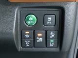 Hondaセンシング用の、VSA(ABS+TCS+横滑り抑制)解除と路外逸脱抑制機能のオンオフスイッチなどはハンドルの右側に装備しています。燃費に役立つECONボタンもここです。