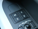 3つのドライビングポジションを記憶できるシートメモリを搭載!複数の方が運転する場合でも瞬時にご自身に最適なドライビングポジションに移動します。