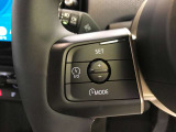 【ペダル】BMWはオルガン式アクセルペダルを採用しています。踏み込む足とペダルが同じ軌跡を描くため、かかとがずれにくく、アクセルコントロールがよりしやすくなるメリットがあります。