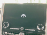 【メーカー純正14型ナビ】インテリアに溶け込むスタイリッシュな「専用設計」メーカーナビを装備♪視認性や操作性など基本性能にも優れ、より上質なカーライフをお楽しみいただけます。