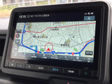 地図を画面いっぱいに表示でき、周辺の道路や目印を確認しやすい仕様です。現在地も表示されるため、目的地までのルート確認やお出かけ先での位置把握に役立ちます。
