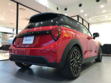 MINIの魅力のひとつは、豊富に用意されたボディカラーです。色々なカラー設定が御座いますので、明るめ、暗め、暖色系、寒色系など大まかな好みのお色から探していくとよいかもしれません。