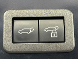 【パワーバックドア】スマートキーや運転席のボタンを押すだけでリアゲートが自動で開閉します!荷物を持っている時や、高い位置にあるバックドアを閉める際に便利な機能です♪