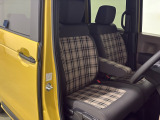 座面も厚みがあり背もたれも高く、広い足元にゆったり座れるシートです。運転席と助手席の間が空いている為、助手席側への移動がスムーズです。交通量の多い道でも助手席側から乗り降りができます。