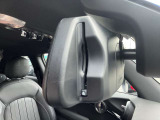 ETC2.0一体型の自動防眩機能付きバックミラー。後続車のヘッドライトの眩しさをセンサーで検知し、自動で減光して視界を快適に保ちます。夜間運転の疲労軽減と安全性向上に貢献する便利なアイテムです。