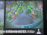 後方の映像にガイド線が重なって表示され、駐車時に車両と周囲の位置関係を確認する目安になります。画面を見ながら後退時の状況を把握でき、駐車操作をサポートします。