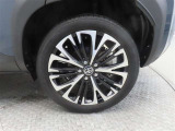車両のデザインにマッチした純正アルミホイールを装着しています。