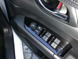 運転席側のドア部スイッチ類です。乗り始めた時から直視せずとも、感覚で操作できる配列です。ボタンの大きさや、指の位置まで考えられています。