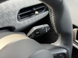 輸入車のため、ウィンカーレバーとワイパーレバーの配置は国産車と左右が逆となります。操作に慣れるまでは違和感がありますが、使用を重ねることで自然に扱えるようになります。
