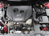 CX-3のエンジンルームです。マツダ正規ディーラーとして、責任を持って整備しお渡しいたします。