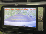 画面には車両後方の映像とガイドラインが表示され、駐車時に後方の位置関係を確認する際に役立ちます。周囲を目視で確かめながら、日常の車庫入れに活用できる装備です。
