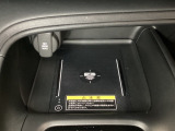 センターコンソールにはワイヤレス充電器を装備してます。Qi(チー)規格対応のスマートフォンなどを置くだけでワイヤレスで充電可能です。またスマートフォンの充電可能なUSB端子なども別途装備しています。