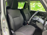 運転席と助手席は柄入りのファブリックで統一され、座面と背もたれの形状も見て取れます。前方や側面の窓から周囲を見渡せる、開放感のある前席まわりです。