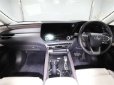上質で落ち着いた印象のインパネ。視界も広々で運転しやすいです。