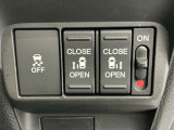 車がカーブの外側へ膨らんだり内側へ巻き込んだりする挙動を防止する横滑り防止装置、狭い所でも乗り降り楽々な両側電動スライドドアです!簡単にドアの開閉が出来る為、荷物で手が塞がった時なども大変便利です!
