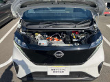 電気自動車ですのでモータールームです。ヘッドカバーのように見えるのはインバーターユニットです。起動用の12Vバッテリーを備えています。