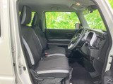 運転席と助手席は前方やサイドの窓から外を見渡しやすく、乗り降りの際も開口部がゆったりしています。落ち着いた色合いのシートで、普段使いにもなじみやすい室内です。