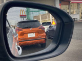 BSW(後側方車両検知警報)は、車線変更をするとき、隣車線に車両がいる場合に警報によってドライバーに注意を促します。