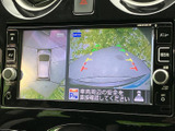 後方映像に加えて車両周囲の様子も画面で確認でき、駐車時の安全確認をサポートします。画面上のガイド表示も目安にでき、周囲を見ながら落ち着いて操作できます。
