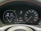 速度や走行に関する情報を、運転席から確認しやすい位置に表示します。燃費や航続可能距離、時刻なども把握でき、必要な情報をひと目で確認しながら日々の運転にお役立ていただけます。