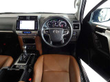 革巻きステアリングで快適な操作性の運転席です。