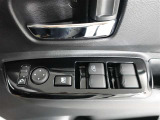 運転席のパワーウインドスイッチで全席窓の開閉・ロック操作ができます。
