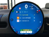 MINIのインテリアで最大のアイコンとなっているのがダッシュボードの中央に置かれた大型のセンターメーターです。現在のMINIは、センターメーターをセンターディスプレイへと形を変えて受け継がれています。