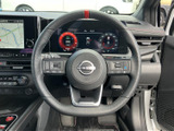 握りやすい形状で、運転操作をサポートします。ステアリングスイッチでオーディオやハンズフリー通話などを操作でき、運転に集中できます。