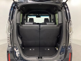 開口部も広く荷物の積み下ろしもしやすいお車となっております。シートの背もたれは5:5の割合で背もたれを可倒でき、前後のシートスライドもできるので荷室をひろげることができます。