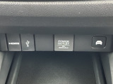 電源・HDMI・USBの各端子を装備。EV走行を選択する「EV」ボタン