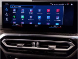 シフトレバー周辺に搭載されたiDrive(ナビのコントローラー)はドライバーの運転姿勢を崩さず、直感的に操作が可能で御座います