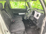 運転席と助手席のシートは柄入りの表皮でまとめられ、白い縁取りがアクセントになっています。前方の景色を見渡しやすく、乗り降りの際も室内の広がりを感じられる空間です。