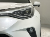 LEDヘッドライトは、点灯の瞬間から最大光量を発揮し、突然暗くなるトンネルなどでの安定感を高めます。