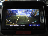 バックカメラの画像です。ガイドラインがスムースな車庫入れをサポートいたします。車庫入れの安心感がアップしますね。
