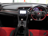 ドライバーを包み込むように、ディスプレーやスイッチ、コンソールを配置。座った瞬間から運転への期待が。空間そのものの心地よさにこだわっています。