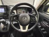 ハンドルにHondaセンシング系のクルーズコントロールやレーンキープアシストなどのスイッチと、オーディオの操作スイッチが装備されています。ハンドルから手を離さず安全に操作できます。