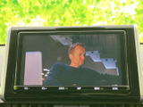 映像を楽しめるテレビ画面を装備しています。停車中の休憩時間などに視聴でき、車内で過ごすひとときの楽しみが広がります。お好みの番組をお楽しみください。
