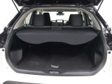 デッキボード下段時にはコンパクトSUVトップクラスの荷室容量を実現するなど、SUVらしい高さをいかし、ユーティリティ性に優れたゆとりあふれる荷室空間となっています。