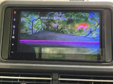 後方の映像を画面で確認でき、駐車やバックでの移動をサポートします。車両後方の状況を目で確かめながら操作できるので、荷台を使う日常の場面でも心強い装備です。