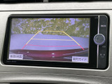 後方の映像にガイド線が重なり、駐車時に車両と周囲との位置関係を確認しやすい画面です。画面上の案内表示も見やすく、車庫入れや切り返しをサポートします。