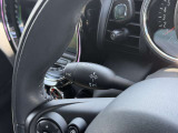 輸入車のため、ウィンカーレバーとワイパーレバーの配置は国産車と左右が逆となります。操作に慣れるまでは違和感がありますが、使用を重ねることで自然に扱えるようになります。