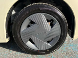 車載の非常時のパンク修理キットと空気入れです