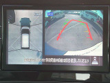 空から見下ろすような視点で、スムーズな駐車と安全確認をサポートする「アラウンドビューモニター」付です。