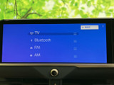 画面上のメニューからテレビやBluetooth、FM・AMを選べる構成です。表示が整理されており、使いたい項目を確認しやすいのもポイント。通勤やお出かけの日常シーンで便利に活用できます。