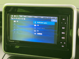 オーディオソースの選択画面では、Bluetooth AudioやFMなどの項目を一覧で確認できます。使いたい音源を選びやすく、音楽を楽しむ際も操作の流れが分かりやすい構成です。