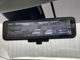 [スマートルームミラー]車両後方をミラーに映し出すため、悪天候の時でも視界は良好♪
